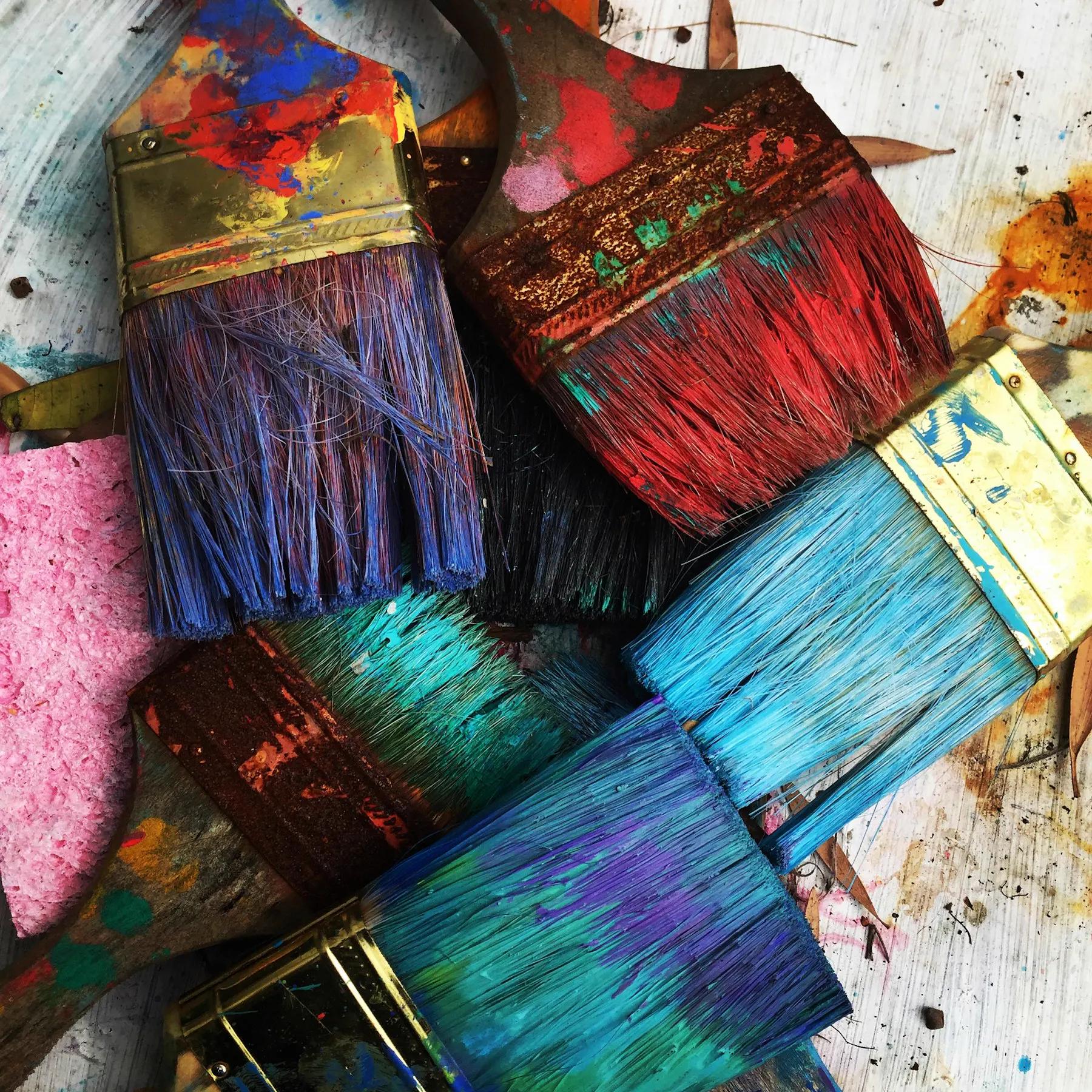 Pinceaux larges couverts de peinture colorée