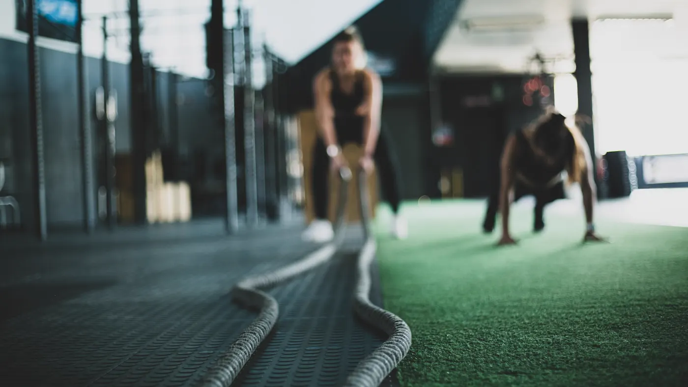 Séance de conditionnement en salle avec cordes d'entraînement
