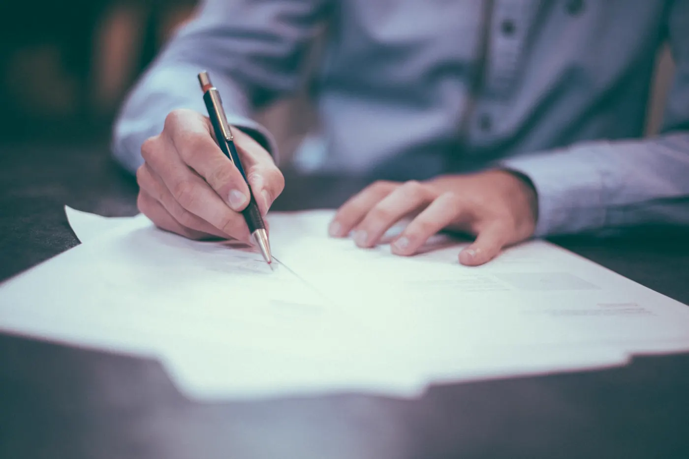 Documents comptables et graphiques analysés sur un bureau